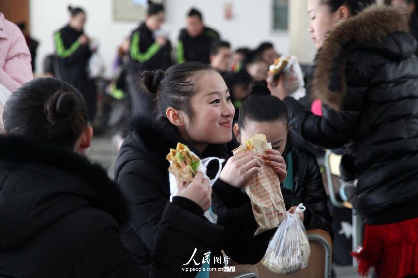 2014年2月17日,，山東濱州,，背著大包小包的藝考考生在濱州學(xué)院報(bào)名點(diǎn)候考。