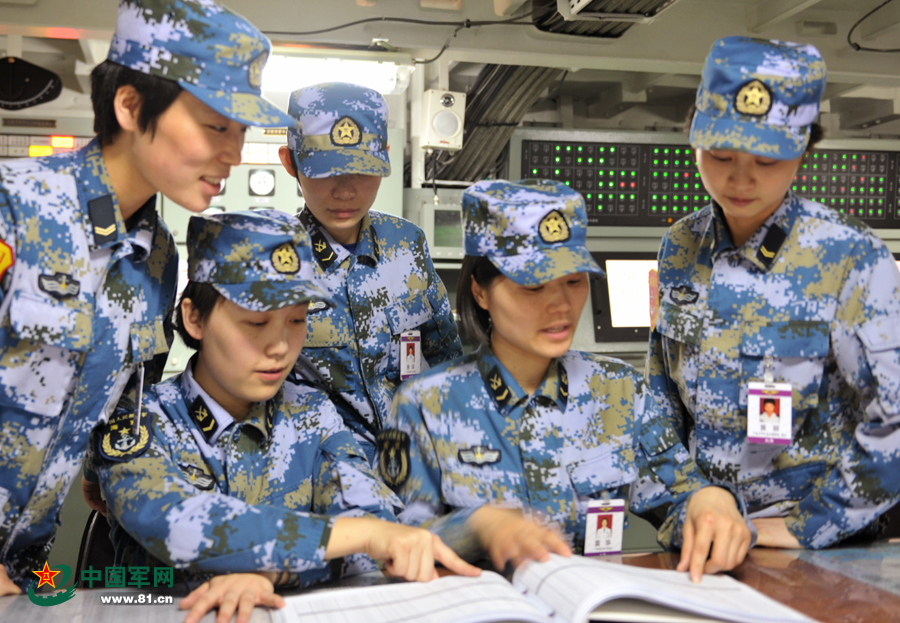 遼寧艦女艦員共同學習專業(yè)知識,。本網通訊員 王松岐 攝