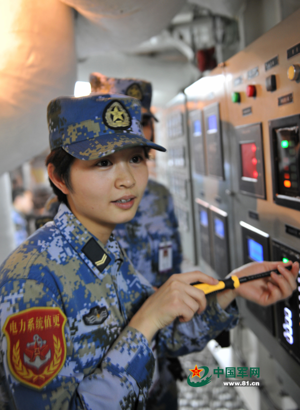 電工女艦員檢查設(shè)備,。本網(wǎng)通訊員 王松岐 攝