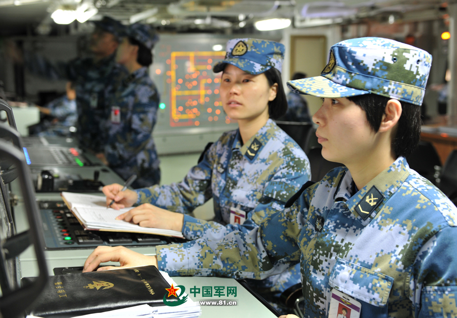 女艦員在機(jī)電集控室里值班,。本網(wǎng)通訊員 王松岐 攝