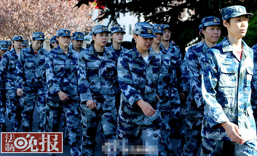 圖為女排姑娘在空軍訓練基地進行軍訓,。