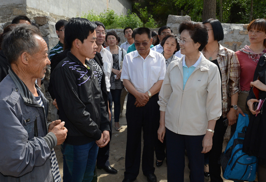 宋秀巖在白石口村深入農(nóng)戶慰問(wèn)貧困兒童，了解孩子學(xué)習(xí)生活情況,，鼓勵(lì)孩子自強(qiáng)奮進(jìn),。記者 徐建軍 攝