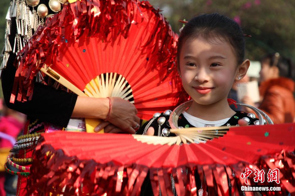 中緬邊境景頗族萬(wàn)人共慶“目瑙縱歌”