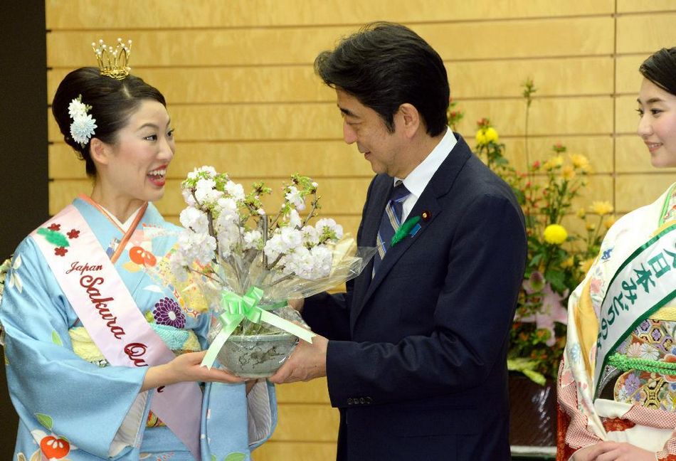 安倍接見日本櫻花女王,、綠色女神