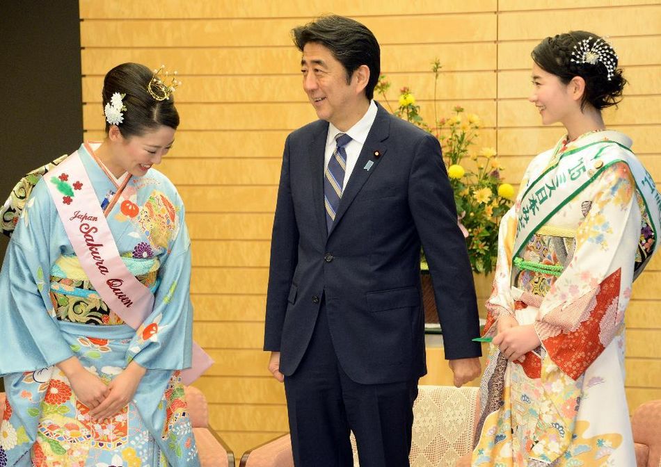 安倍接見日本櫻花女王,、綠色女神