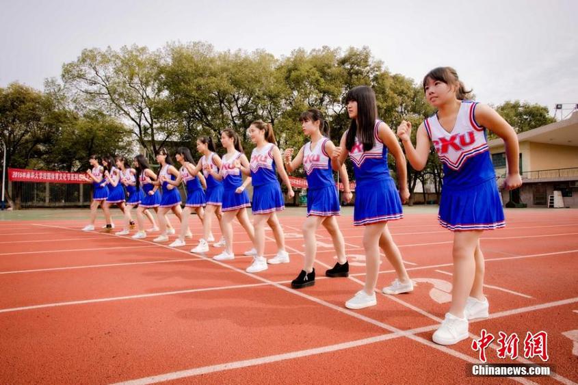 南華大學(xué)啦啦隊(duì)宣傳照走紅　“女神”展青春活力