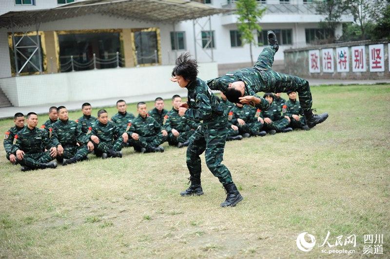 女子特警隊(duì)老兵在進(jìn)行擒敵訓(xùn)練,。（圖片由四川武警涼山支提供）