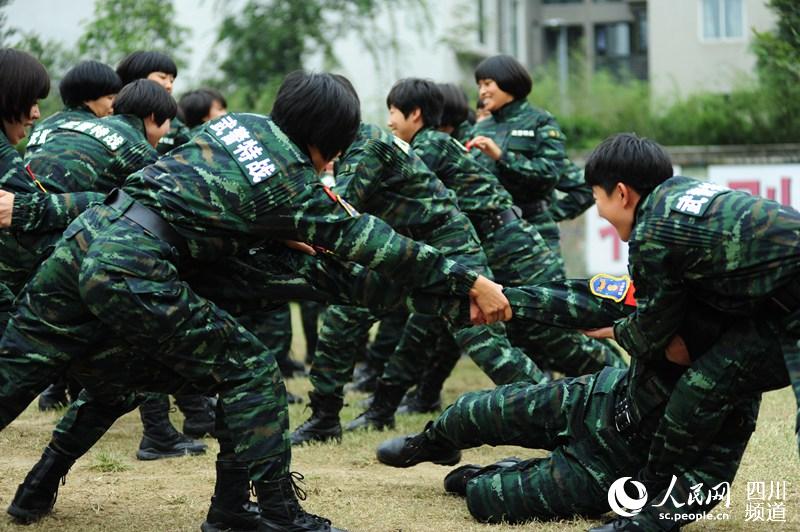 即將退伍的女兵們，訓(xùn)練場(chǎng)上玩的很開心,。（圖片由四川武警涼山支提供）