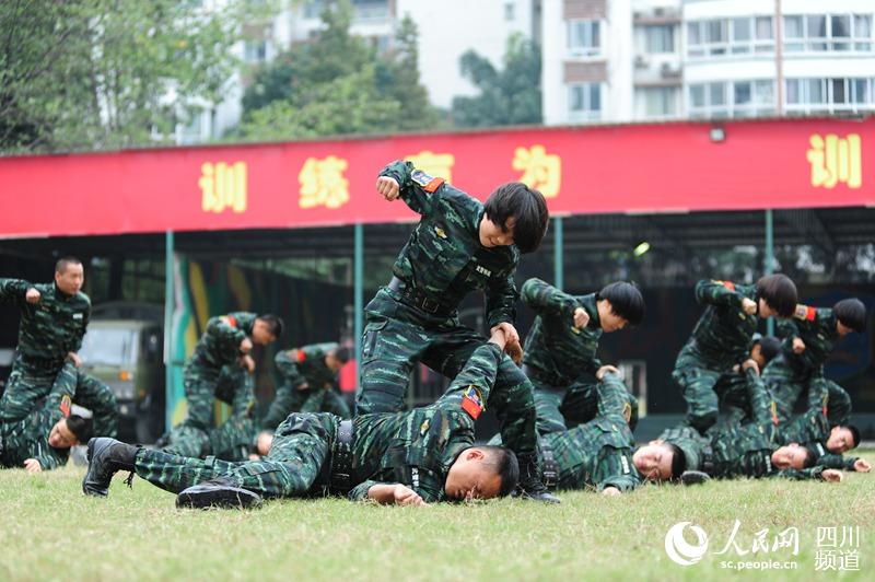 女子特種兵招招制敵,。（圖片由四川武警涼山支提供）