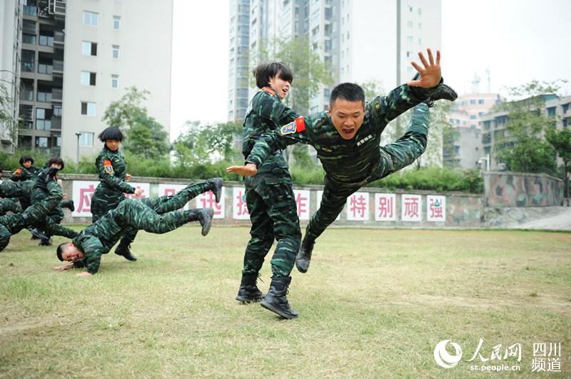 四川總隊(duì)女子特警隊(duì)老兵在進(jìn)行擒敵訓(xùn)練,。（圖片由四川武警涼山支提供）