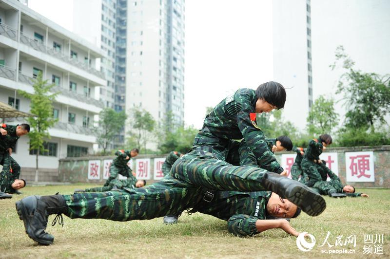 四川總隊(duì)女子特警隊(duì)老兵正在進(jìn)行擒敵訓(xùn)練。（圖片由四川武警涼山支提供）