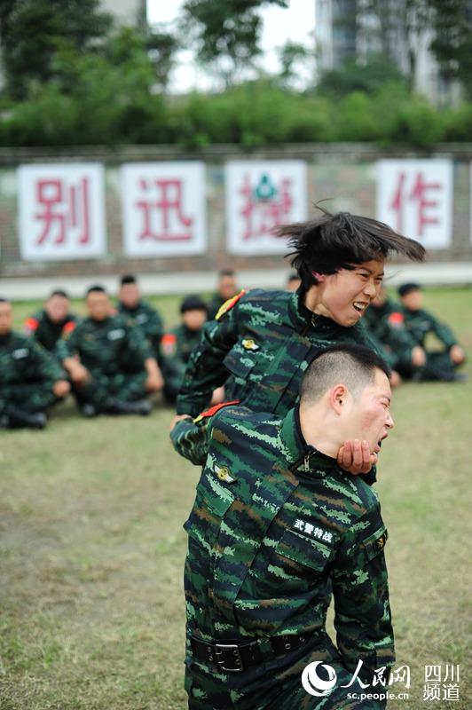 武警四川總隊(duì)女子特警隊(duì)老兵最后一次進(jìn)行擒敵訓(xùn)練,。（圖片由四川武警涼山支提供）