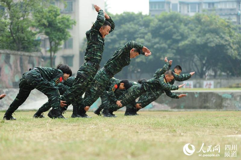 訓(xùn)練場(chǎng)上,，與男兵一比高低。（圖片由四川武警涼山支提供）