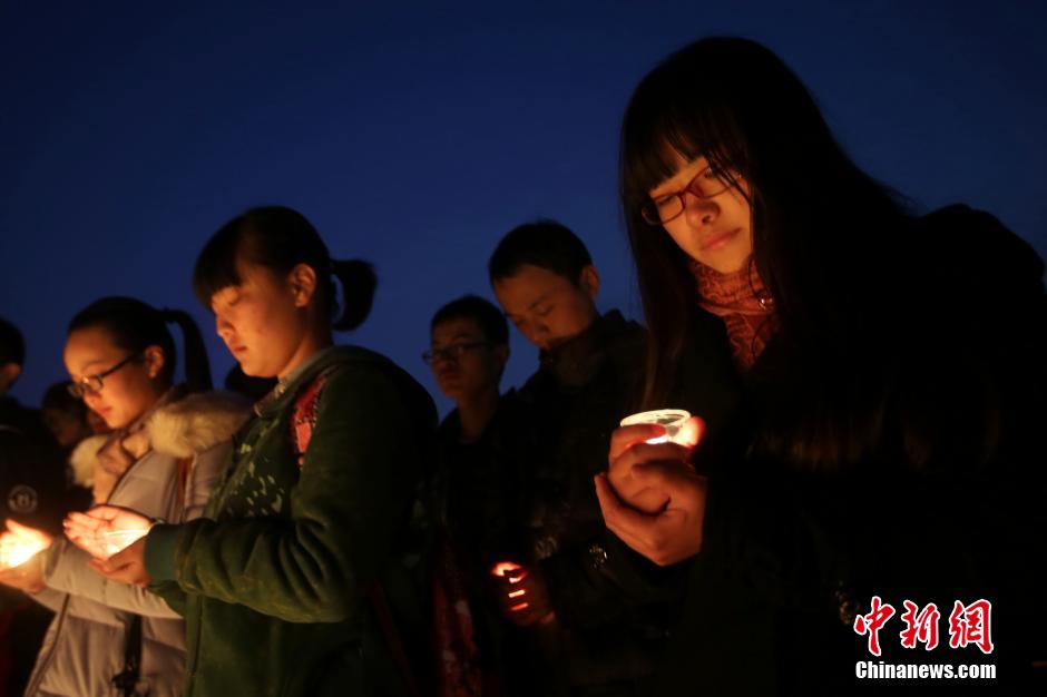 南京大學(xué)生點燃燭光祭奠遇難同胞寄哀思