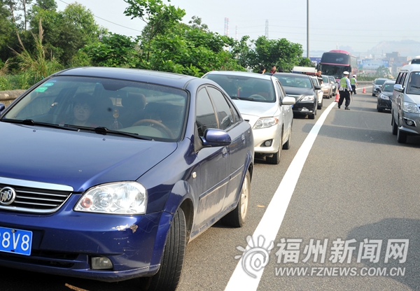 女司機遇爆胎站快車道求助　17輛車搶行應(yīng)急車道挨罰