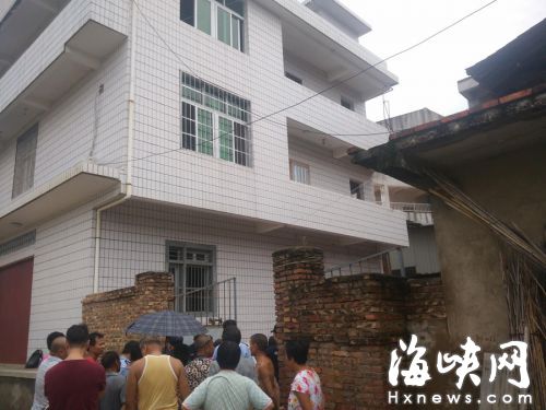 母女當時住在二樓,，雙雙被砍死在二樓門口 