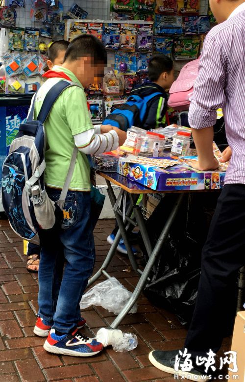 文具店內，小學生扎堆買山寨“彩票”