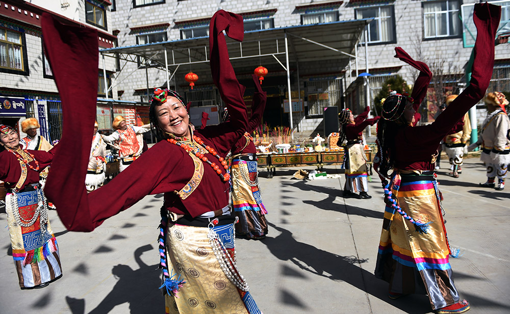 2月27日,，拉薩市城關(guān)區(qū)阿壩林卡社區(qū)老年文藝隊(duì)表演舞蹈。