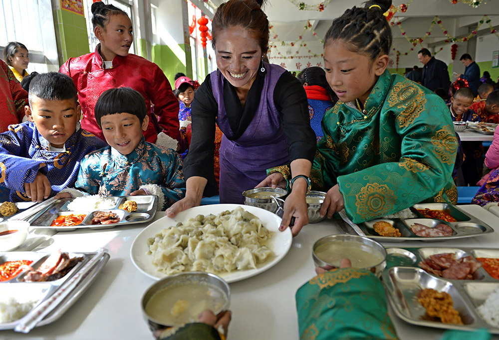 2月27日,，在西藏自治區(qū)兒童福利院，老師端上熱騰騰的水餃,，歡慶藏歷新年,。