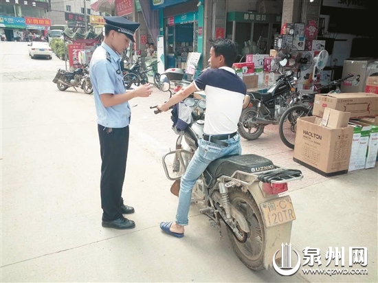 安溪一幼兒走失后急中生智　“賴”上民警找到家