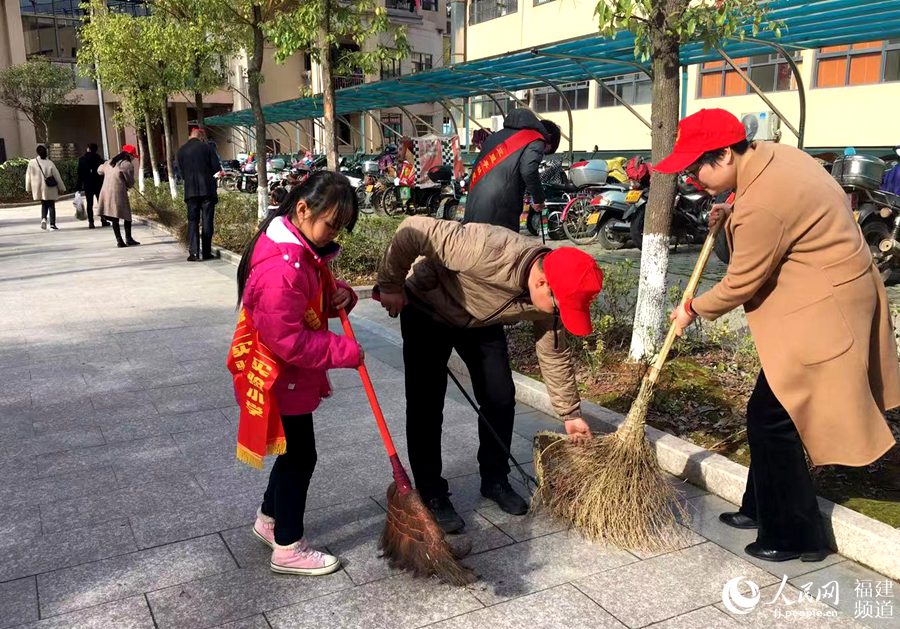   “學(xué)雷鋒”：邵武市通泰街道三里亭社區(qū)等舉辦“弘揚(yáng)雷鋒精神 爭(zhēng)做時(shí)代新人”活動(dòng),。楊若涵攝