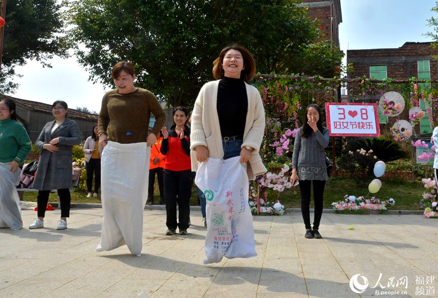  “迎三八”：泉州市泉港區(qū)的女干部在開(kāi)展戶外拓展活動(dòng)。林弘梫攝