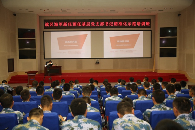 洪武子在為海軍官兵講解古田會(huì)議精神,。 古田會(huì)議紀(jì)念館供圖